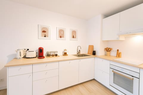 Coffee/tea facilities, microwave, oven, stove, kitchen