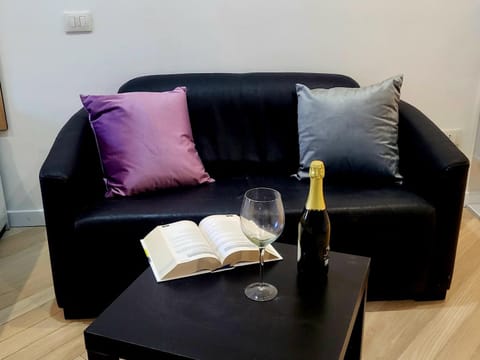 Library, Living room, Drinks