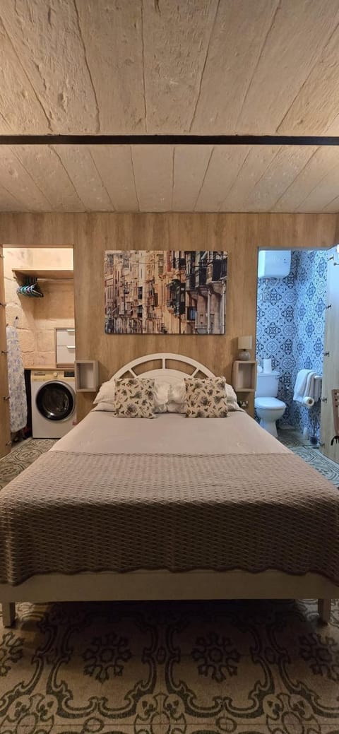 Bed, TV and multimedia, Coffee/tea facilities, Bedroom, Street view, Quiet street view, flat iron, hair dryier, internet, wardrobe, washing machine, air conditioner