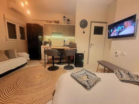 TV and multimedia, Kitchen or kitchenette, Living room, Photo of the whole room, Dining area, minibar