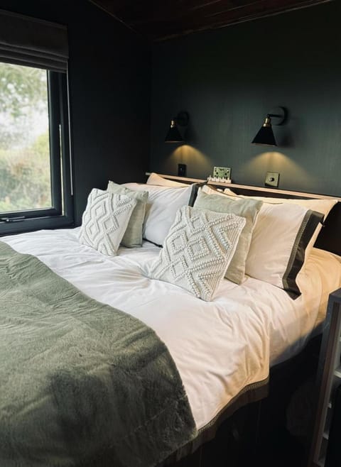 Lodge on Teign River 1 Bed Sleeps 2 Parking House in Newton Abbot