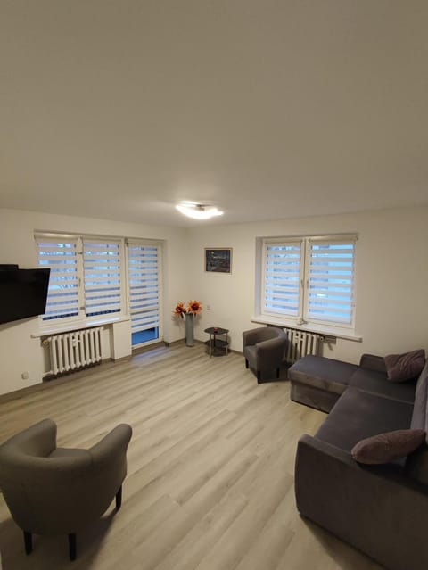Communal lounge/ TV room, TV and multimedia, Living room, Seating area, Evening entertainment
