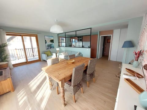 TV and multimedia, Living room, Dining area