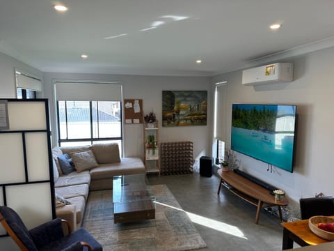 Communal lounge/ TV room, TV and multimedia, Living room, Seating area, Evening entertainment, fireplace, air conditioner