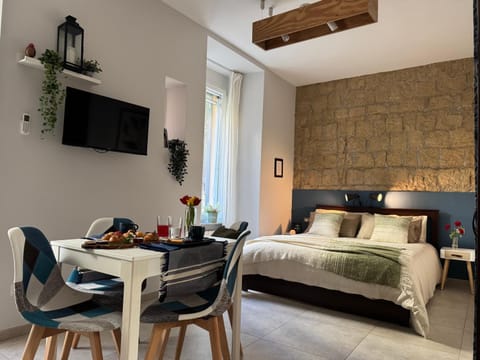 Bedroom, Food
