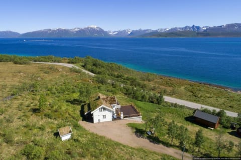 Property building, Day, Neighbourhood, Natural landscape, Bird's eye view, Mountain view, Sea view
