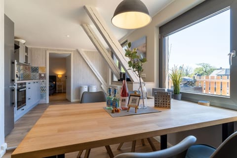 Kitchen or kitchenette, Living room, Food and drinks, Seating area, Dining area, Food