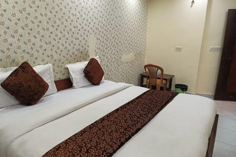Bed, Living room, Photo of the whole room, Seating area, Bedroom