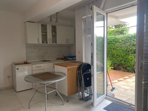 Kitchen or kitchenette, Dining area