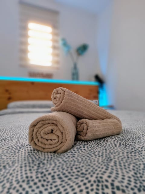 Bed, towels