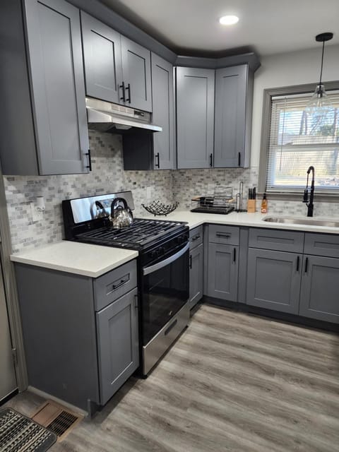 Kitchen or kitchenette, pet friendly, stove