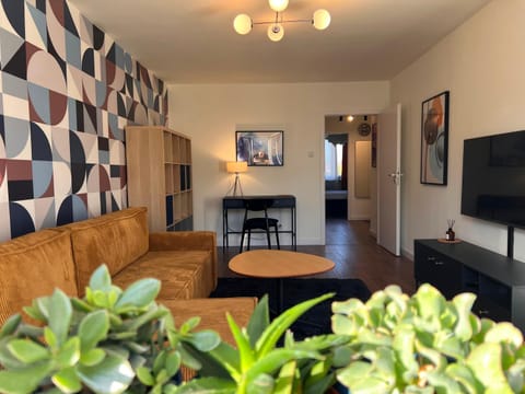 TV and multimedia, Living room, Seating area, Evening entertainment