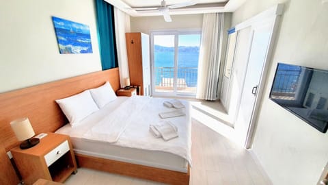 Photo of the whole room, Sea view