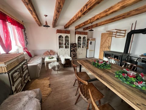 Kitchen or kitchenette, Seating area, Dining area, minibar, pet friendly
