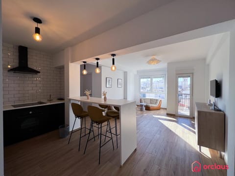 TV and multimedia, Kitchen or kitchenette, Living room, Seating area, Dining area