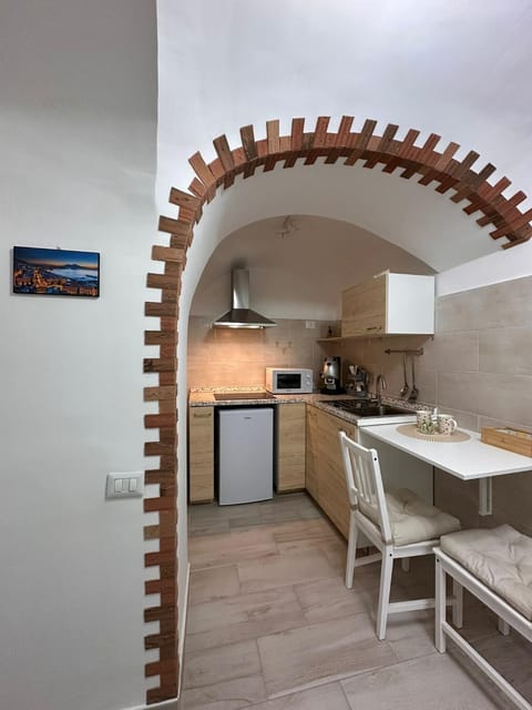 Kitchen or kitchenette, Breakfast, minibar, stove