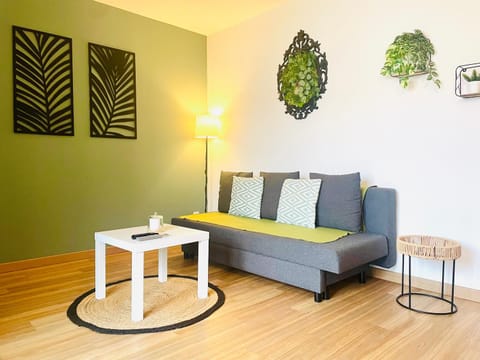 Bed, TV and multimedia, Living room