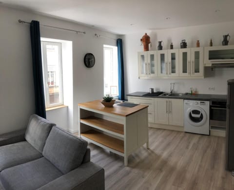 Kitchen or kitchenette, Living room, Seating area, Dining area, pet friendly, stove