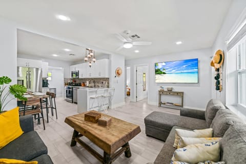 Communal lounge/ TV room, TV and multimedia, Kitchen or kitchenette, Living room, Seating area, Dining area, Evening entertainment, oven