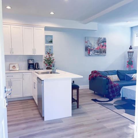 Ground level two bedrooms Suite near Lake and Golf Course Apartment in Langford