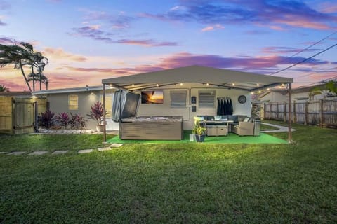 7-Person Luxury Spa, Fenced Paradise, Beach Vibes House in Hollywood