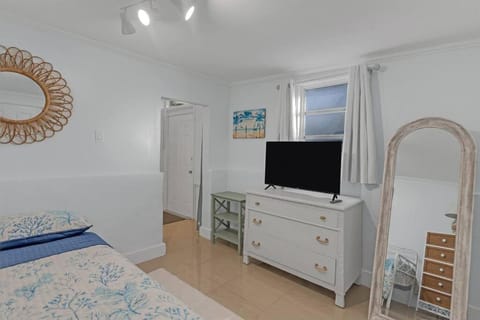 7-Person Luxury Spa, Fenced Paradise, Beach Vibes House in Hollywood