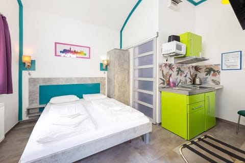Bed, Kitchen or kitchenette, Bedroom