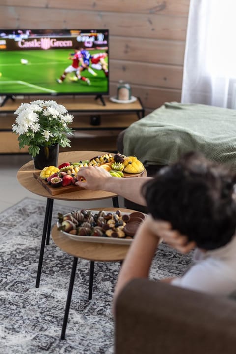 Communal lounge/ TV room, People, TV and multimedia, Living room, Food and drinks, Seating area, Evening entertainment, Food, group of guests