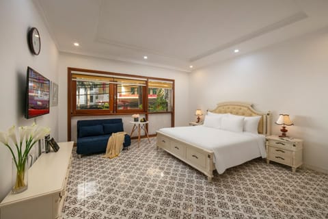 Bed, TV and multimedia, Living room, Photo of the whole room, Seating area, Bedroom