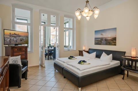 Bed, Photo of the whole room, Seating area, Bedroom