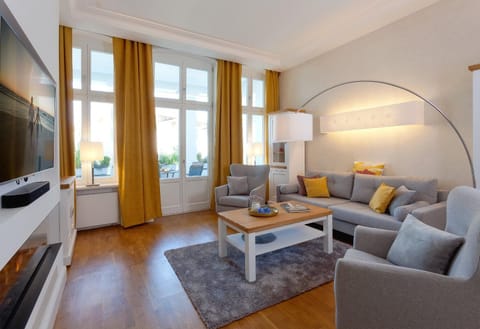 Communal lounge/ TV room, TV and multimedia, Living room, Seating area, Evening entertainment
