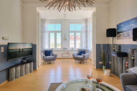 TV and multimedia, Living room, Seating area, Evening entertainment