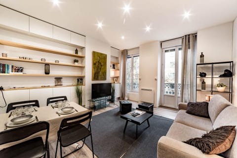TV and multimedia, Living room, Seating area, Dining area
