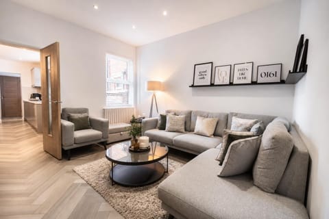 Communal lounge/ TV room, TV and multimedia, Living room, Decorative detail