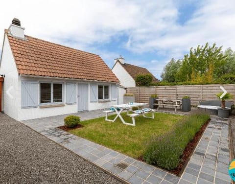 Patio, Garden, Seating area, sunbed