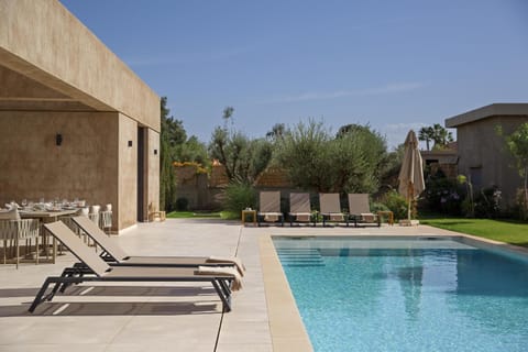 Property building, Day, Garden, Pool view, Swimming pool, sunbed