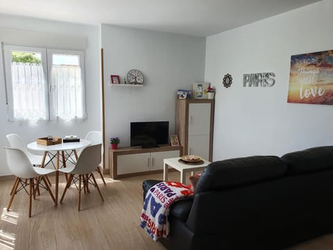 Communal lounge/ TV room, TV and multimedia, Living room, Seating area, Dining area