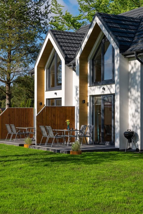 Property building, Spring, Day, Natural landscape, Garden, Garden view