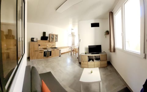 Communal lounge/ TV room, TV and multimedia, locker, kitchen