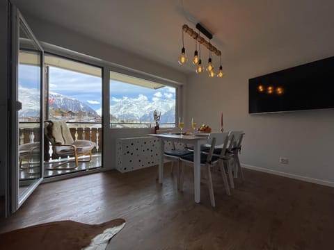 Natural landscape, TV and multimedia, Living room, Dining area