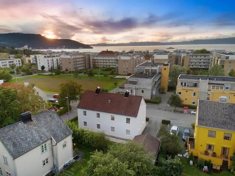 Property building, Nearby landmark, Neighbourhood, Natural landscape, City view, Street view, Location, Sunset
