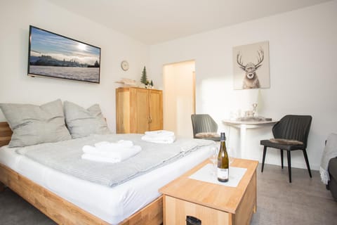 Bed, TV and multimedia, Dining area, Bedroom