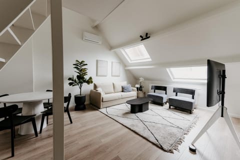 TV and multimedia, Living room, Photo of the whole room, Seating area, Dining area, air conditioner