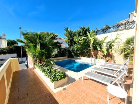 Facade/entrance, Swimming pool