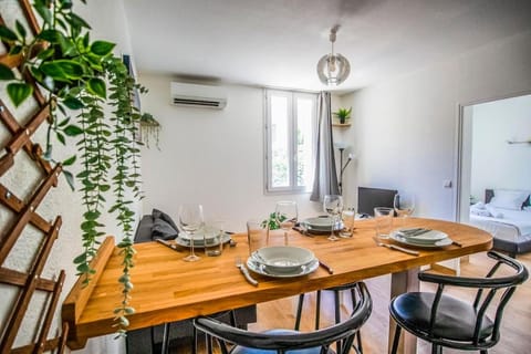 Living room, Seating area, Dining area, air conditioner