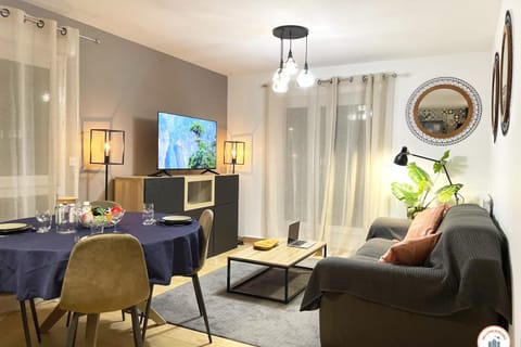 TV and multimedia, Living room, Seating area, Dining area