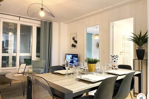 TV and multimedia, Living room, Seating area, Dining area