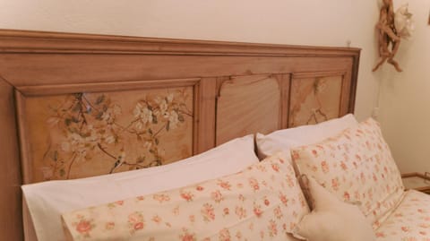 Bed, Photo of the whole room, Decorative detail, Bedroom