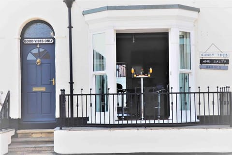 Sea view Apartment Sandy Toes and Salty Kisses Sleeps upto 4 Apartment in Cleethorpes