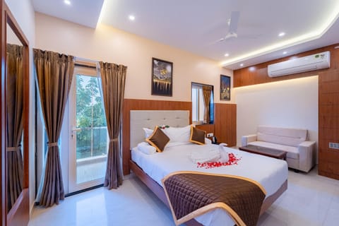 Bed, Photo of the whole room, Seating area, Bedroom, air conditioner